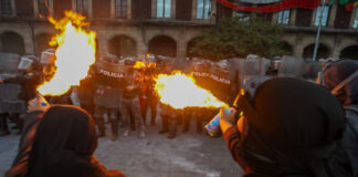 Cientos de agresores manchan la marcha del 2 de octubre; 1 detenido y decenas de heridos Cientos de agresores manchan la marcha del 2 de octubre; 1 detenido y decenas de heridos