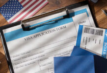 EEUU revoca visas a 6 extranjeros por burlas con la muerte de Charlie Kirk El gobierno de Trump revocó las visas de seis extranjeros que hicieron comentarios burlones del asesinato del activista Charlie Kirk.