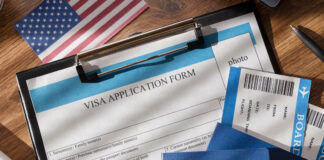 EEUU revoca visas a 6 extranjeros por burlas con la muerte de Charlie Kirk El gobierno de Trump revocó las visas de seis extranjeros que hicieron comentarios burlones del asesinato del activista Charlie Kirk.