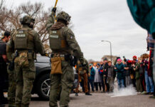 Decenas de agentes federales allanan negocios en St. Paul, provocando protestas Decenas de agentes federales allanan negocios en St. Paul, provocando protestas