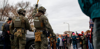 Decenas de agentes federales allanan negocios en St. Paul, provocando protestas Decenas de agentes federales allanan negocios en St. Paul, provocando protestas