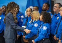 Bonos de $10,000 por cierre del gobierno para algunos agentes de la TSA Bonos de $10,000 por cierre del gobierno para algunos agentes de la TSA. Foto: Mikaela McGee/Department of Homeland Security