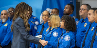 Bonos de $10,000 por cierre del gobierno para algunos agentes de la TSA Bonos de $10,000 por cierre del gobierno para algunos agentes de la TSA. Foto: Mikaela McGee/Department of Homeland Security