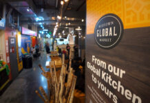 Estudiantes de Minneapolis College toman una clase en el Midtown Global Market Estudiantes de Minneapolis College toman una clase en el Midtown Global Market