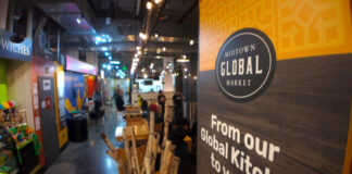 Estudiantes de Minneapolis College toman una clase en el Midtown Global Market Estudiantes de Minneapolis College toman una clase en el Midtown Global Market