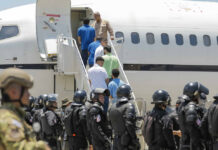 Kristi Noem ordenó vuelos de deportación a El Salvador incluso tras suspensión judicial Kristi Noem ordenó vuelos de deportación a El Salvador incluso tras suspensión judicial