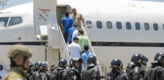 Kristi Noem ordenó vuelos de deportación a El Salvador incluso tras suspensión judicial Kristi Noem ordenó vuelos de deportación a El Salvador incluso tras suspensión judicial