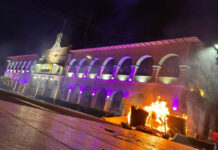 Manifestantes incendian Palacio de Gobierno de Apatzingán; protestan por asesinatos Manifestantes incendian Palacio de Gobierno de Apatzingán; protestan por asesinatos