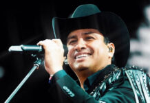 Julión Álvarez regaña a fans por aventar celulares en pleno concierto: “Qué necesidad”, dice Julión Álvarez regaña a fans por aventar celulares en pleno concierto: “Qué necesidad”, dice