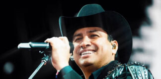 Julión Álvarez regaña a fans por aventar celulares en pleno concierto: “Qué necesidad”, dice Julión Álvarez regaña a fans por aventar celulares en pleno concierto: “Qué necesidad”, dice