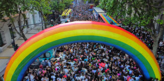 Miles marchan en Argentina por el orgullo LGBTQ; protestan contra políticas de Milei Miles marchan en Argentina por el orgullo LGBTQ; protestan contra políticas de Milei