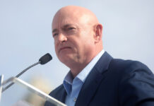 Investigan al senador de Arizona, Mark Kelly, tras aparecer en video criticado por Trump Investigan al senador de Arizona, Mark Kelly, tras aparecer en video criticado por Trump