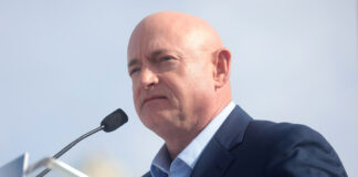 Investigan al senador de Arizona, Mark Kelly, tras aparecer en video criticado por Trump Investigan al senador de Arizona, Mark Kelly, tras aparecer en video criticado por Trump