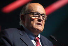 Trump indulta a Rudy Giuliani y otros de intentar revertir las elecciones de 2020 Trump indulta a Rudy Giuliani y otros de intentar revertir las elecciones de 2020