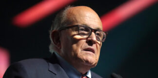 Trump indulta a Rudy Giuliani y otros de intentar revertir las elecciones de 2020 Trump indulta a Rudy Giuliani y otros de intentar revertir las elecciones de 2020