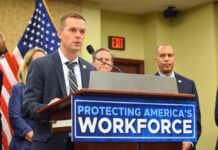 A votación proyecto de ley que restablece derechos sindicales de trabajadores federales A votación proyecto de ley que restablece derechos sindicales de trabajadores federales. Foto: Rep. Jared Golden