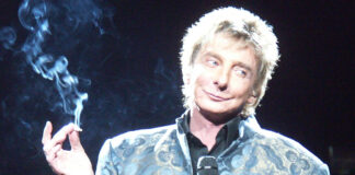 El cantante Barry Manilow padece cáncer de pulmón; aplaza conciertos en EEUU El cantante Barry Manilow padece cáncer de pulmón; aplaza conciertos en EEUU