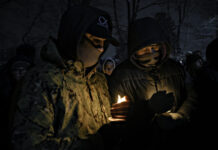 Una comunidad en duelo se reúne para brindar luz tras el tiroteo en Providence Una comunidad en duelo se reúne para brindar luz tras el tiroteo en Providence