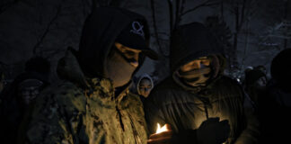 Una comunidad en duelo se reúne para brindar luz tras el tiroteo en Providence Una comunidad en duelo se reúne para brindar luz tras el tiroteo en Providence