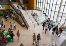 Edina High School disciplinará a estudiantes que amenacen con llamar al ICE Escuela secundaria de Edina disciplinará a estudiantes que amenacen con llamar al ICE