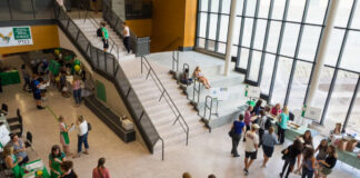 Edina High School disciplinará a estudiantes que amenacen con llamar al ICE Escuela secundaria de Edina disciplinará a estudiantes que amenacen con llamar al ICE