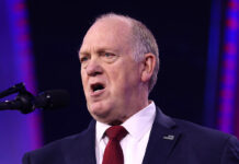 Tom Homan, “zar de la frontera”, pide a inmigrantes en EEUU que se “vayan a casa” Tom Homan, "zar de la frontera", pide a inmigrantes en EEUU que se "vayan a casa"