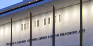 Trump agrega su nombre a la fachada del John F. Kennedy Center y desata lluvia de críticas Trump agrega su nombre a la fachada del John F. Kennedy Center y desata lluvia de críticas