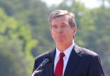 Trump inicia las elecciones intermedias de Carolina del Norte atacando a Roy Cooper Trump inicia las elecciones intermedias de Carolina del Norte atacando a Roy Cooper