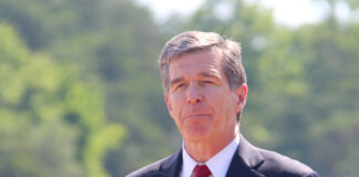 Trump inicia las elecciones intermedias de Carolina del Norte atacando a Roy Cooper Trump inicia las elecciones intermedias de Carolina del Norte atacando a Roy Cooper