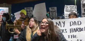 Activistas protestan ruidosamente en hoteles locales para expulsar a ICE de Minnesota Activistas protestan ruidosamente en hoteles locales para expulsar a ICE de Minnesota