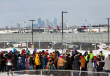 Más de cien personas se manifiestan contra los vuelos de ICE frente al MSP Airport Más de cien personas se manifiestan contra los vuelos de ICE frente al MSP Airport