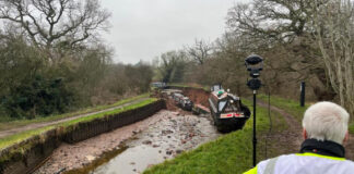 Enorme socavón en un canal de Shropshire se “traga” varias embarcaciones, en Inglaterra Enorme socavón en un canal de Shropshire se "traga" varias embarcaciones, en Inglaterra