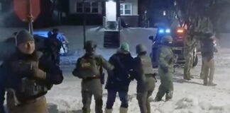 Arrestan a una ciudadana que observaba a ICE detener a sus vecinos en Minneapolis Arrestan a una ciudadana que observaba a ICE detener a sus vecinos en Minneapolis