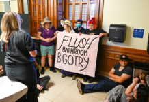 Texas restringe el uso de baños para personas trans en edificios gubernamentales Texas restringe el uso de baños para personas trans en edificios gubernamentales