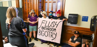 Texas restringe el uso de baños para personas trans en edificios gubernamentales Texas restringe el uso de baños para personas trans en edificios gubernamentales