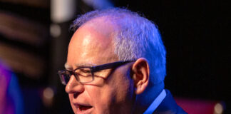 Walz firmará órdenes ejecutivas sobre armas; establecerá un Consejo de Seguridad Estatal Walz firmará órdenes ejecutivas sobre armas; establecerá un Consejo de Seguridad Estatal