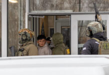 Un hombre busca refugio en una oficina provocando un enfrentamiento con ICE Un hombre busca refugio en una oficina provocando un enfrentamiento con ICE