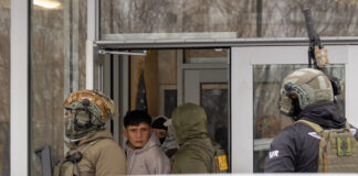 Un hombre busca refugio en una oficina provocando un enfrentamiento con ICE Un hombre busca refugio en una oficina provocando un enfrentamiento con ICE