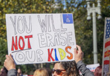 Defensores de estudiantes atletas trans se manifiestan frente a la Corte Suprema de EEUU Defensores de estudiantes atletas trans se manifiestan frente a la Corte Suprema de EEUU