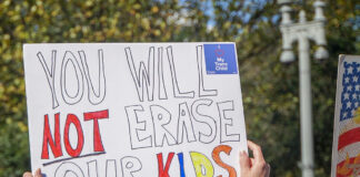 Defensores de estudiantes atletas trans se manifiestan frente a la Corte Suprema de EEUU Defensores de estudiantes atletas trans se manifiestan frente a la Corte Suprema de EEUU