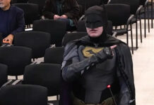 Un “Batman” irrumpió en el ayuntamiento para exigir el fin de las redadas de ICE Un “Batman” irrumpió en el ayuntamiento para exigir el fin de las redadas de ICE