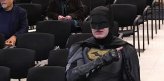 Un “Batman” irrumpió en el ayuntamiento para exigir el fin de las redadas de ICE Un “Batman” irrumpió en el ayuntamiento para exigir el fin de las redadas de ICE