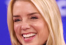 Pam Bondi solicita acceso a registros de votantes y derogar “políticas santuario” de MN Pam Bondi solicita acceso a registros de votantes y derogar "políticas santuario" de MN