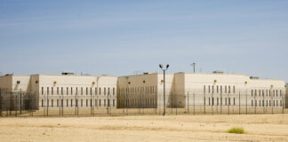 El centro de ICE más nuevo de California tiene 1400 detenidos; demócratas revisan condiciones El centro de ICE más nuevo de California tiene 1400 detenidos; demócratas revisan condiciones