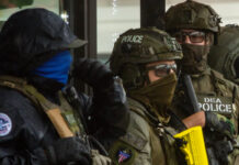 Senadores demócratas exigen prohibir mascarillas a agentes de ICE; deben usar ID y cámaras Senadores demócratas exigen prohibir mascarillas a agentes de ICE; deben usar ID y cámaras