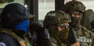 Senadores demócratas exigen prohibir mascarillas a agentes de ICE; deben usar ID y cámaras Senadores demócratas exigen prohibir mascarillas a agentes de ICE; deben usar ID y cámaras