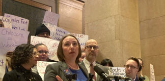 Proveedores de cuidado infantil de MN cerrarán por la congelación de fondos de Trump Proveedores de cuidado infantil de MN cerrarán por la congelación de fondos de Trump