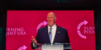 Homan viaja a Minneapolis mientras la Casa Blanca, arrinconada, suaviza el tono Homan viaja a Minneapolis mientras la Casa Blanca, arrinconada, suaviza el tono