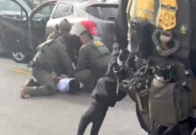 Un agente de ICE presiona con su rodilla la cara de un hombre detenido en Minneapolis Un agente de ICE presiona su rodilla en la cara de un hombre en Minneapolis; otros agentes lo sujetan