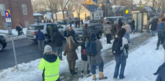 ICE arresta a personal escolar de Minneapolis y lanza gases lacrimógenos a estudiantes ICE arresta a personal escolar de Minneapolis y lanza gases lacrimógenos a estudiantes